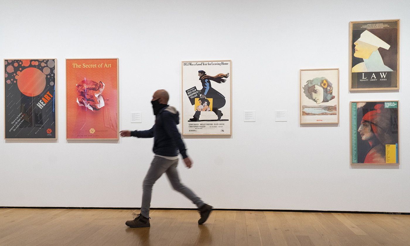 Ekainaren 26ra arte, Bilboko Arte Ederren Museoan egongo dira Milton Glaser artistaren zenbait kartel. Irudian, obretariko batzuk. MARISOL RAMIREZ / FOKU.