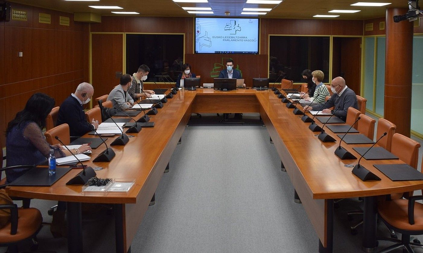 Hezkuntza akordioa erdiesteko lantaldea bilduta, atzo, Eusko Legebiltzarrean. EUSKO LEGEBILTZARRA. Hezkuntza akordioa erdiesteko lantaldea bilduta, atzo, Eusko Legebiltzarrean. EUSKO LEGEBILTZARRA.