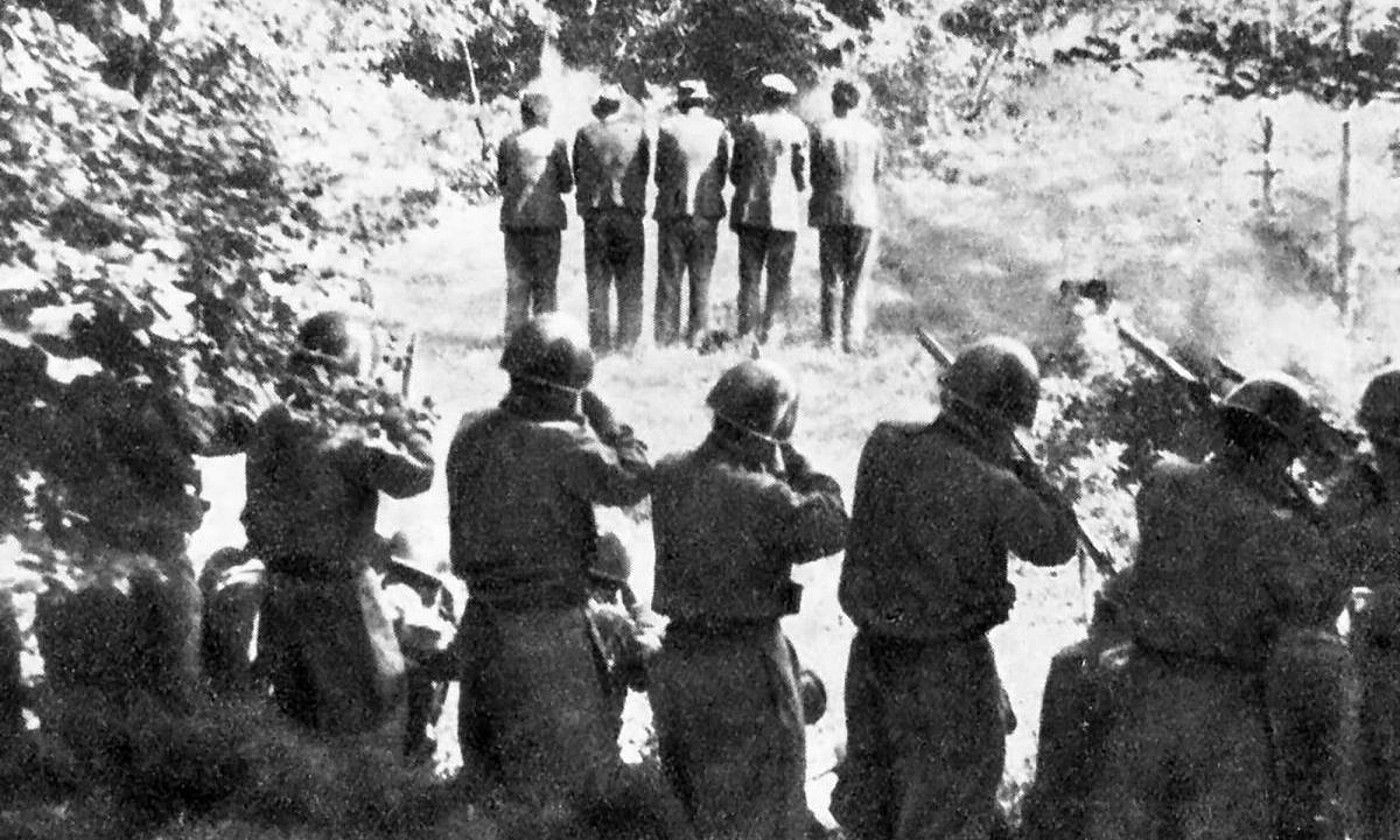 Soldadu italiarren pelotoi bat bost partisano esloveniar fusilatzen, 1942ko uztailaren 31n. BERRIA.
