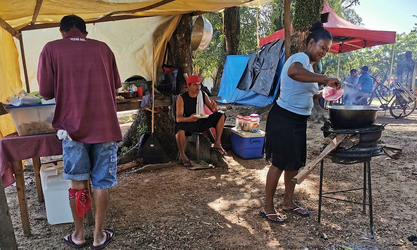 Hondurasko komunitate indigena bateko kideak, kozinatzen, joan den azaroan. GERMAN REYES / EFE.