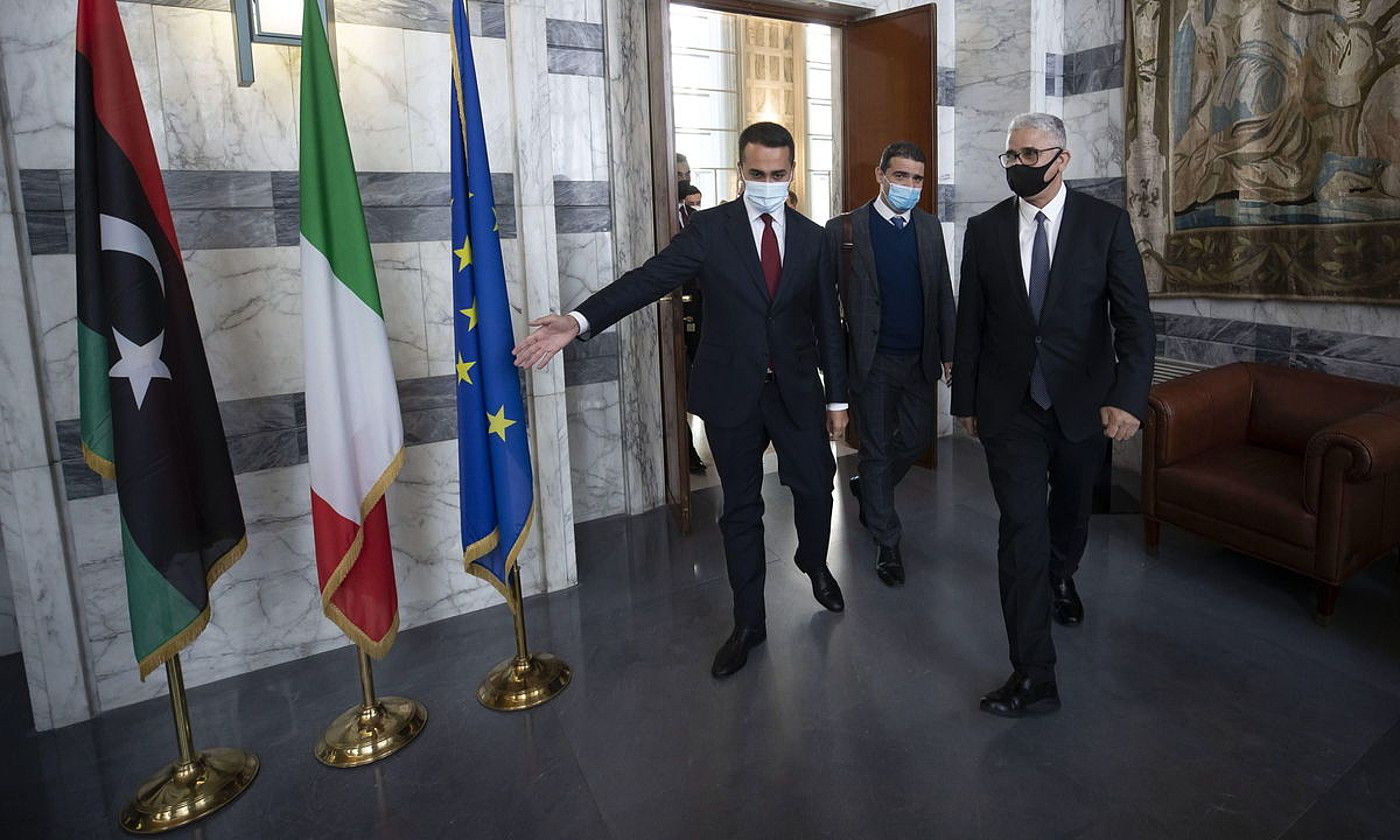 Fathi Baxagha —eskuinean—, 2020an, Italiako Atzerri ministro Luigi Di Maiorekin bildu zenean. MASSIMO PERCOSSI / EFE.