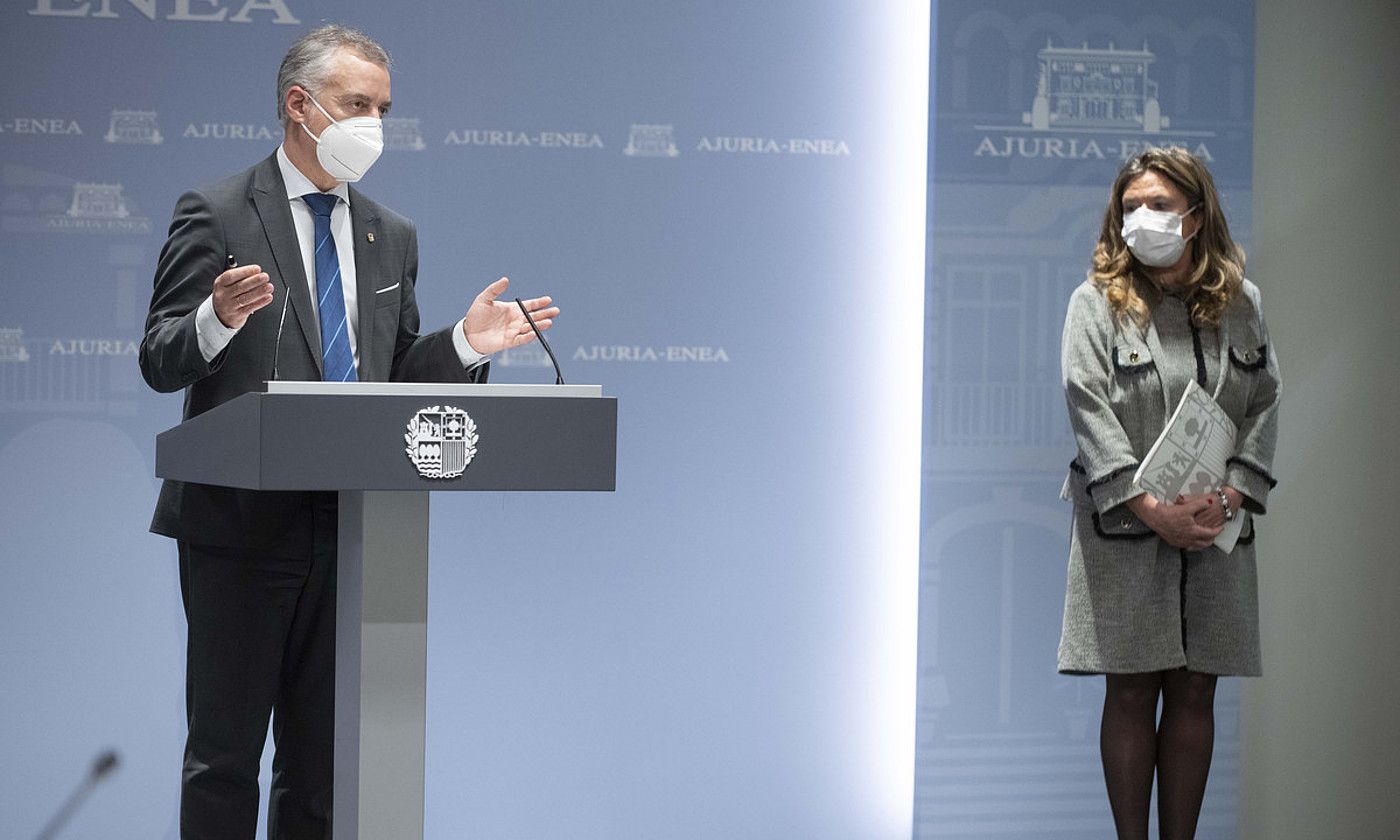 Iñigo Urkullu Eusko Jaurlaritzako lehendakaria eta Gotzone Sagardui Osasun sailburua, atzo, Labiren osteko agerraldian. IREKIA. Iñigo Urkullu Eusko Jaurlaritzako lehendakaria eta Gotzone Sagardui Osasun sailburua, atzo, Labiren osteko agerraldian. IREKIA.