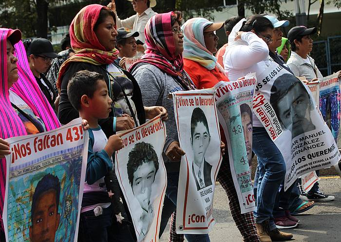 Ayotzinapako 43 ikasle desagertuen gurasoen elkarretaratze bat, joan den maiatzean, Mexiko Hirian. MARIO GUZMAN, EFE