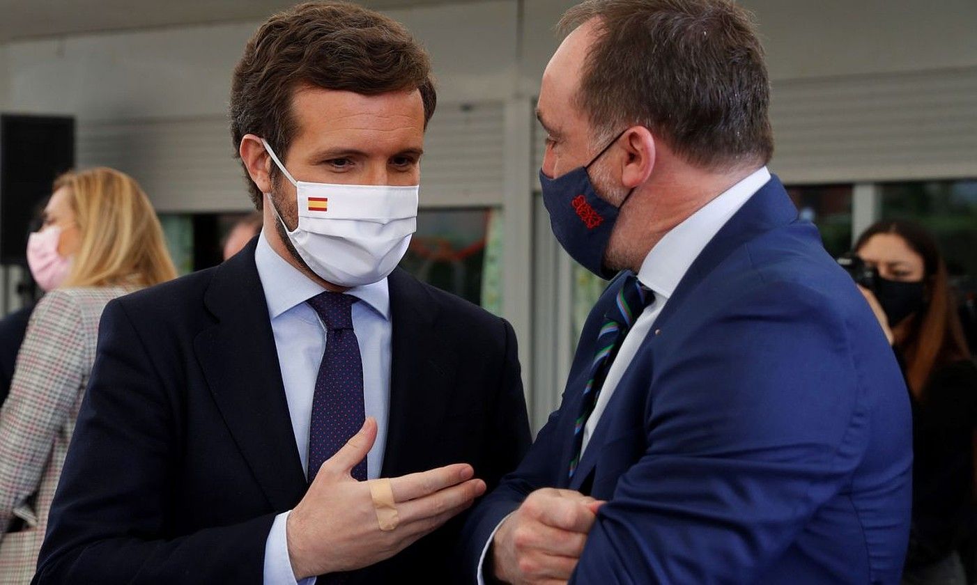 Pablo Casado (PP) Espainiako banderarekin eta Javier Esparza (UPN) Nafarroako armarriarekin, iaz. J.J. GUILLEN / EFE.