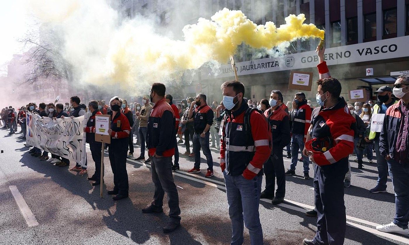 Petronorreko langileen protesta bat, Jaurlaritzak Bilboko Kale Nagusian duen egoitzaren aurrean. LUIS TEJIDO / EFE.