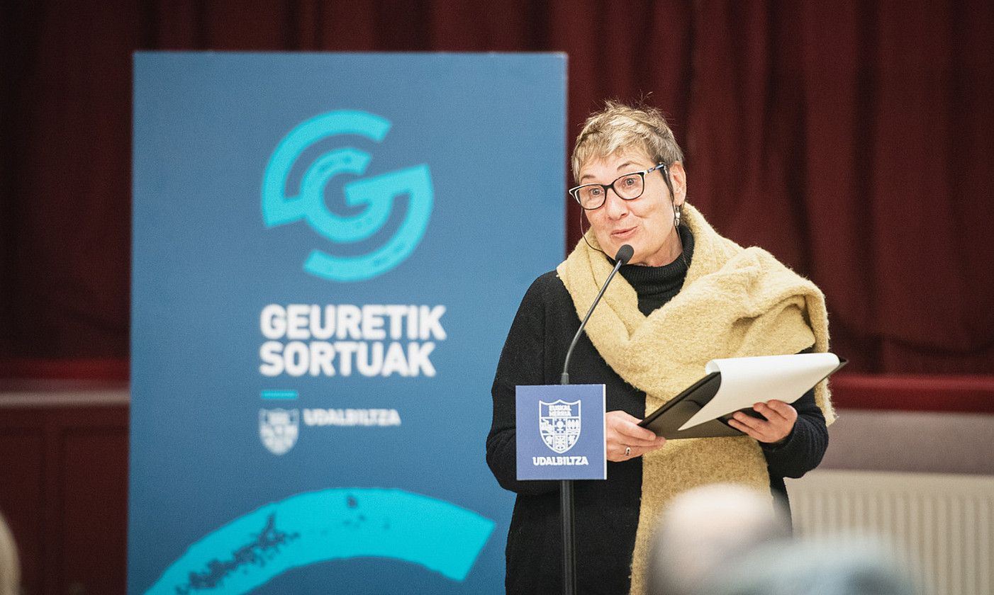 Koro Etxeberria, Geuretik Sortuak egitasmoko arduraduna, atzo, Uztaritzen, parte hartu duten bortz antzerki konpainien lanak aurkezten. GUILLAUME FAUVEAU. Koro Etxeberria, Geuretik Sortuak egitasmoko arduraduna, atzo, Uztaritzen, parte hartu duten bortz antzerki konpainien lanak aurkezten. GUILLAUME FAUVEAU.