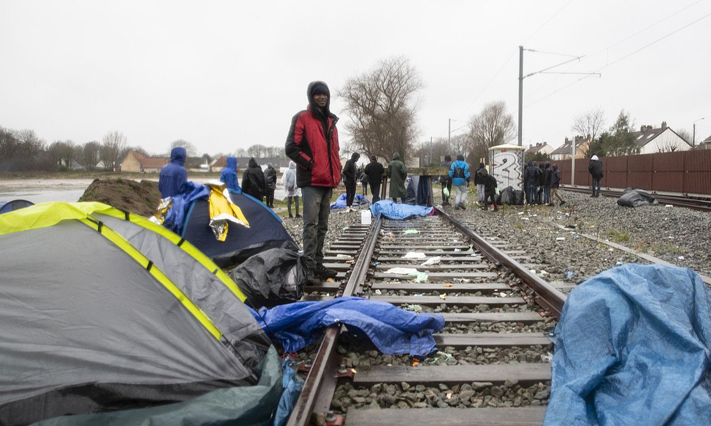 Migratzaileak Poliziaren zain, Calaisko trenbideetan (Frantzia). TERESA SUAREZ.