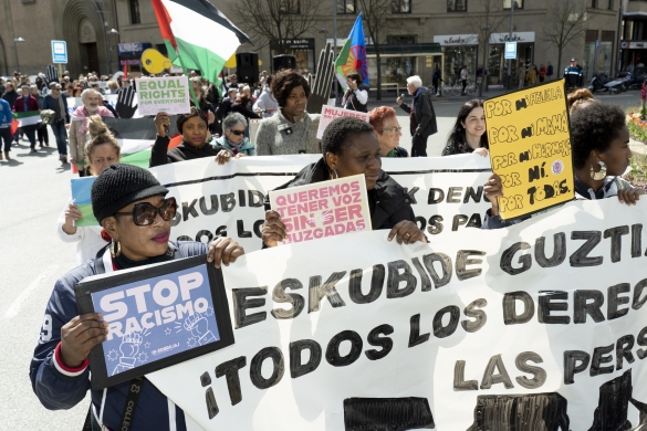 Arrazakeriaren aurkako hainbat eragilek antolatutako manifestazioa, martxoan, Iruñeko karriketan. IÑIGO URIZ / FOKU Arrazakeriaren aurkako hainbat eragilek antolatutako manifestazioa, martxoan, Iruñeko karriketan. IÑIGO URIZ / FOKU