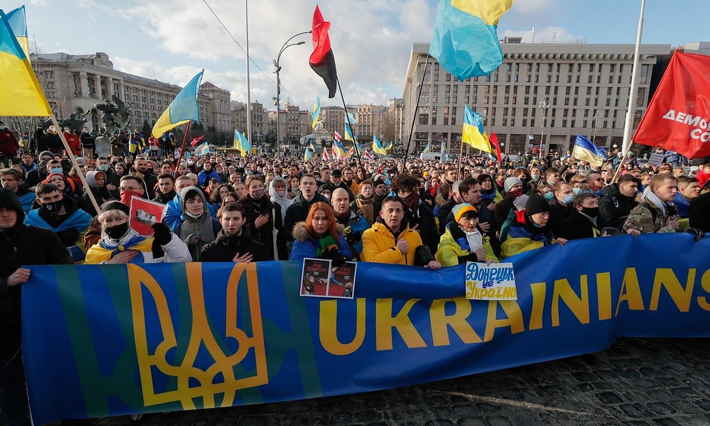Milaka lagun, Ukrainaren batasunaren aldeko eta Errusiaren mehatxuen aurkako manifestazioan, atzo, Kieven. SERGEY DOLZHENKO / SERGEY DOLZHENKO.