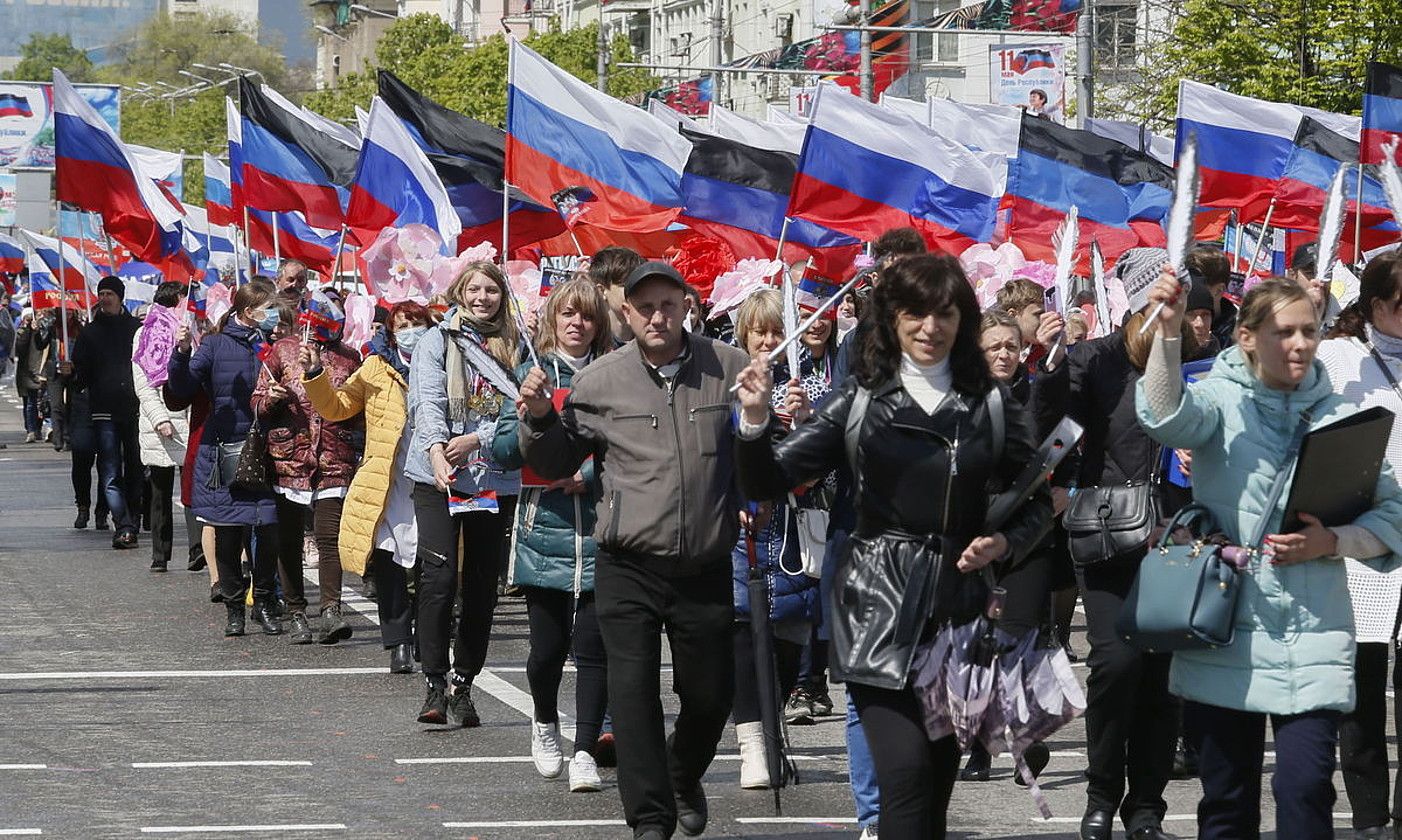 Donetskeko Herri Errepublikaren aldeko martxa bat, iragan urtean, Donetsk hirian. Errepublikako eta Errusiako banderak dituzte. ALEKSANDER USENKO / EFE.