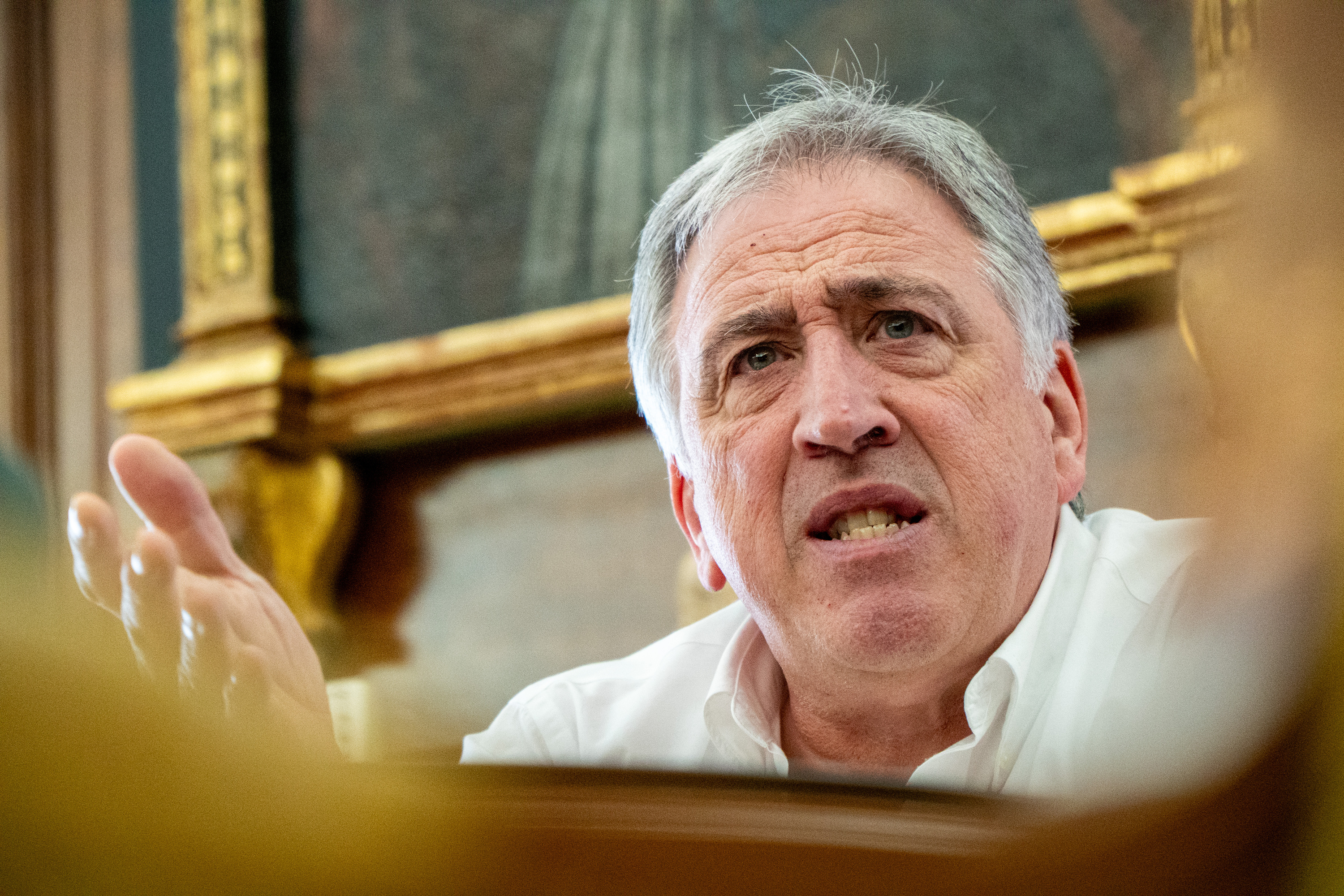 Iruñeko alkate Joseba Asiron, Iruñeko udaletxeko bere bulegoan. AITOR KARASATORRE / FOKU