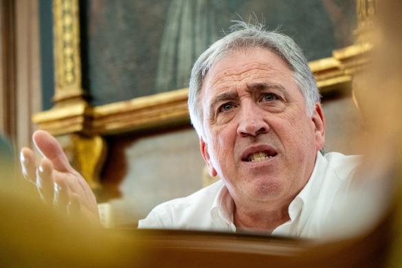 Iruñekom alkate Joseba Asiron, astelehenean, Iruñeko udaleko bere bulegoan. AITOR KARASATORRE / FOKU Iruñekom alkate Joseba Asiron, astelehenean, Iruñeko udaleko bere bulegoan. AITOR KARASATORRE / FOKU