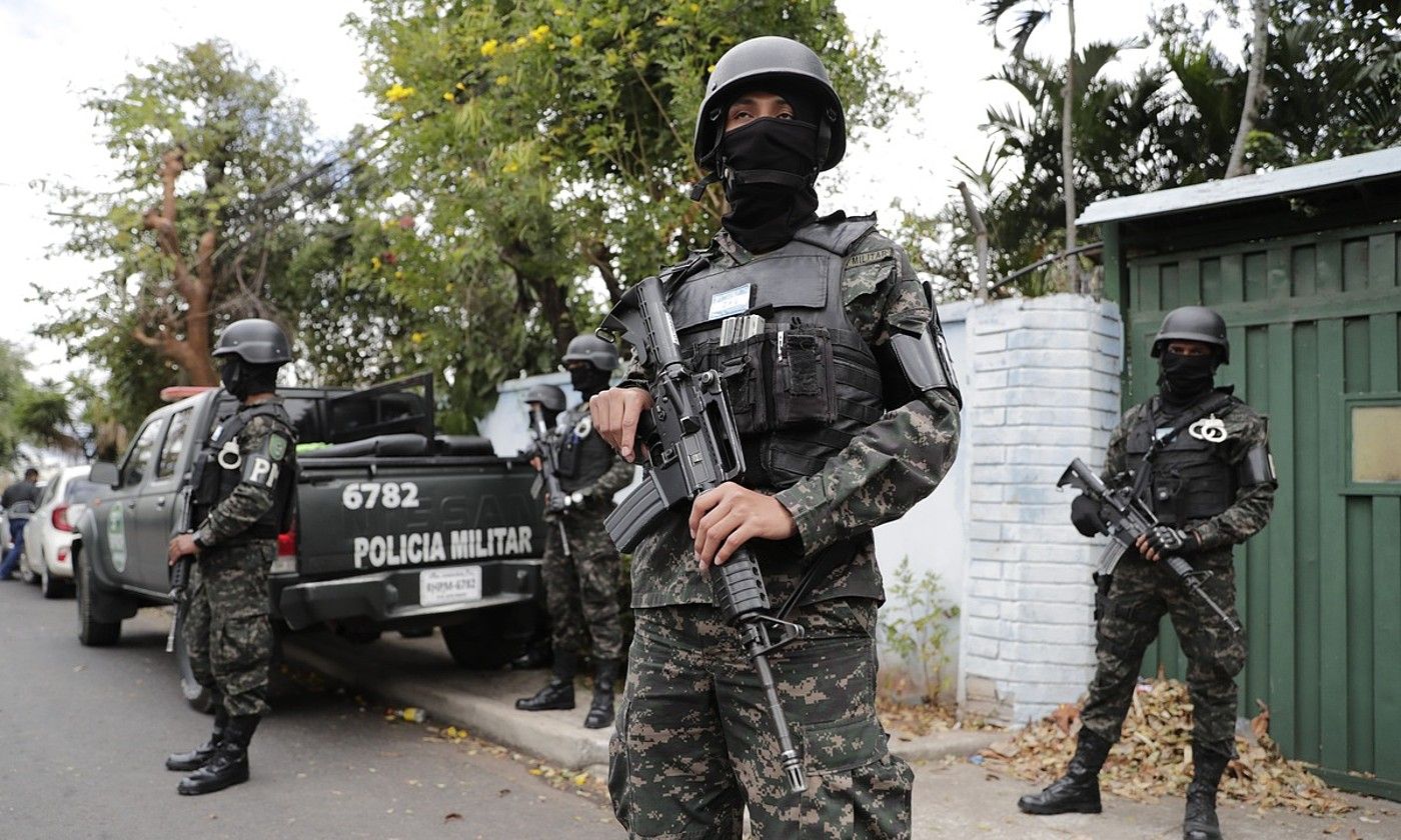 Hondurasko Polizia Nazionala, Hernandez presidente ohiaren etxe kanpoan, Tegucigalpan. GUSTAVO AMADOR / EFE.