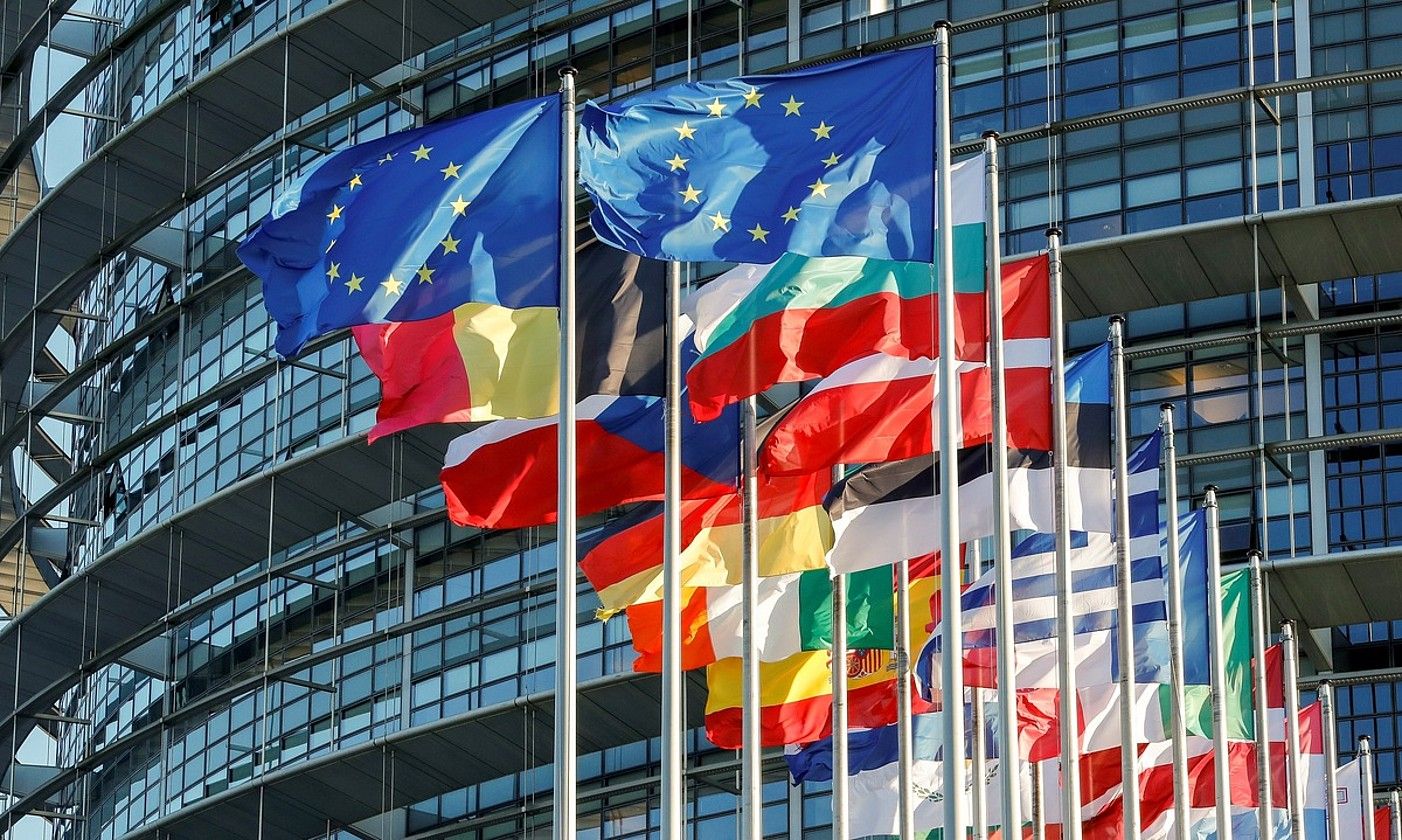 Europako Batasuneko bandera eta klub komunitarioko estatu kideenak, Europako Parlamentuaren egoitzaren kanpoaldean, Estrasburgon (Frantzia), herenegun. JULIEN WARNAND / EFE.