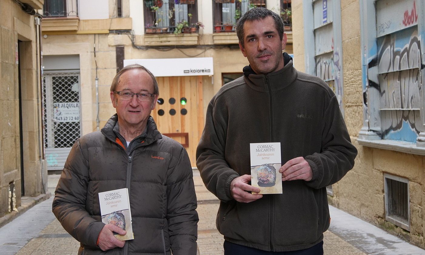 Juan Mari Mendizabal itzultzailea eta Joseba Agirrezabalaga artista, atzo, Donostian. ANDONI CANELLADA / FOKU.