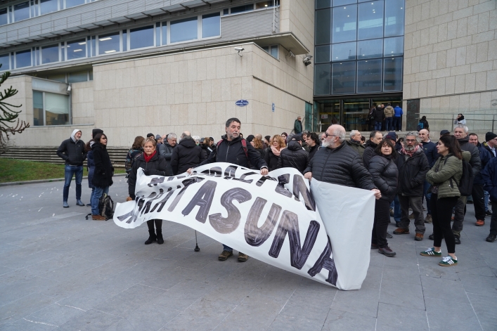 (ID_14628049) (Jon Urbe/@FOKU) 2025-01-29, Donostia. Joseba eta Eñaut Alvarez epaitu dituzte, danborradan 'Etxera' pankarta jartze... (ID_14628049) (Jon Urbe/@FOKU) 2025-01-29, Donostia. Joseba eta Eñaut Alvarez epaitu dituzte, danborradan 'Etxera' pankarta jartze...