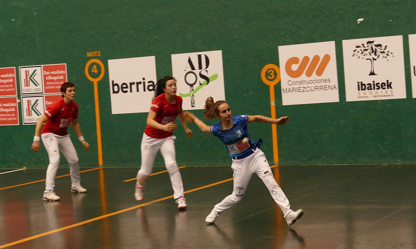 Ruiz de Infante Kortazar, pilota jotzear, Ruiz de Larramendi Mujika eta Etxaide Etxekolonea begira dituela. AITOR GARMENDIA.