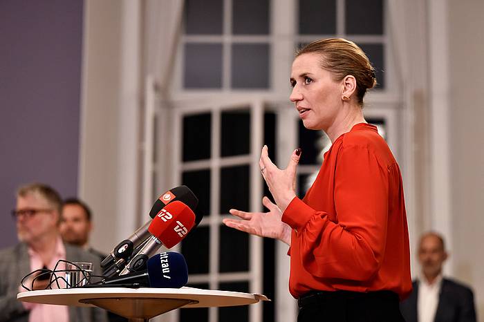 Mette Frederiksen hautagai sozialdemokrata, akordioaren berri ematen. M. C. RASMUSSEN / EFE