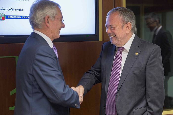 Anton Danborenea PPko legebiltzarkidea eta Pedro Azpiazu Ekonomia eta Ogasun sailburua, artxiboko irudi batean. DAVID AGUILAR, EFE