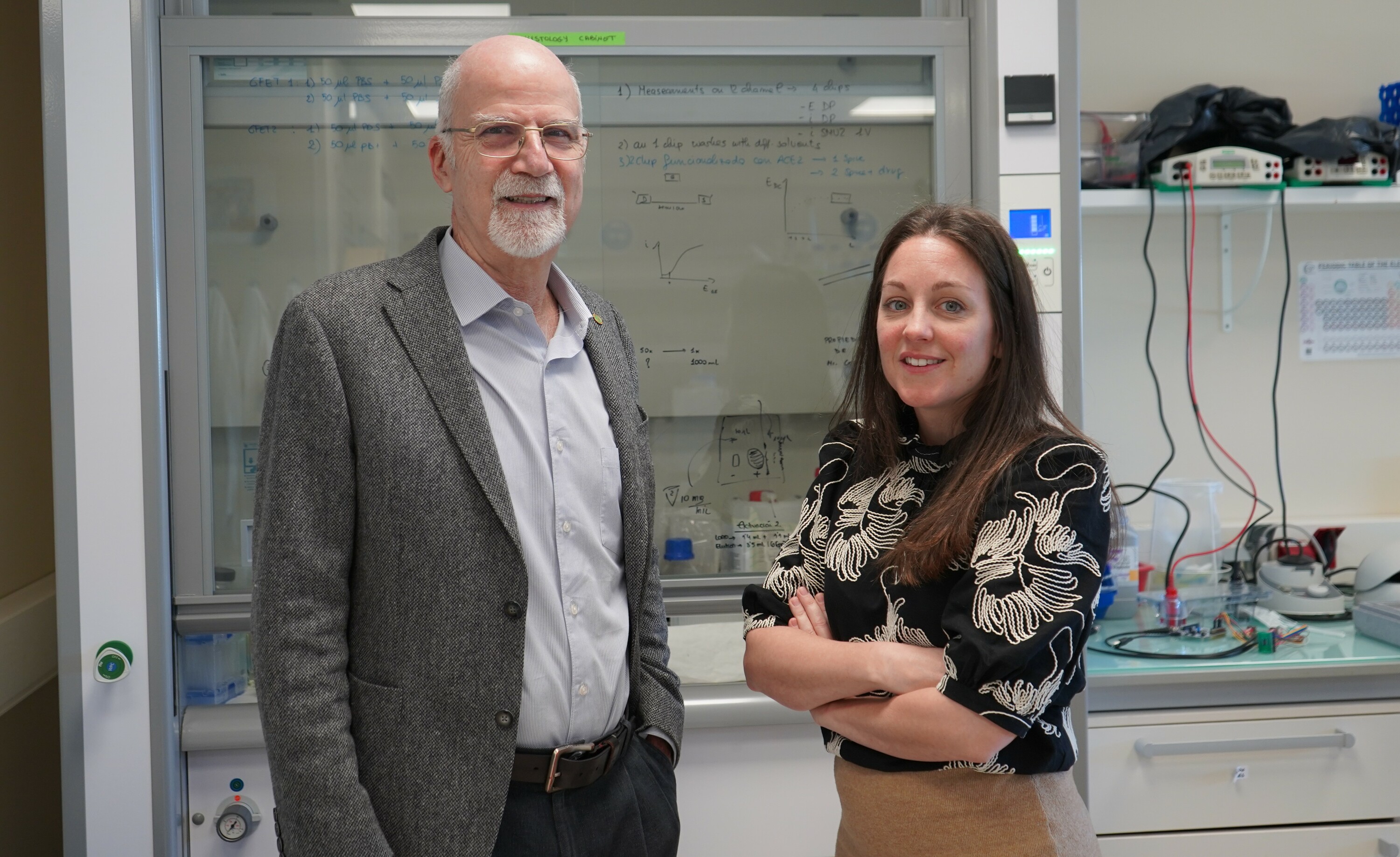 Maurizio Prato eta Nuria Alegret ikerlariak Biomagunen, nanohodiak ikertzen. BIOMAGUNE