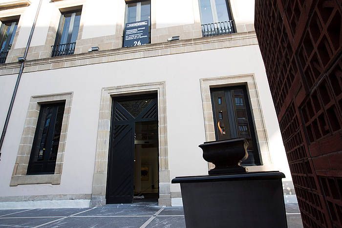 Sua piztu dute Parlamentuaren atarian, torturaren biktimak gogoratzeko. BERRIA