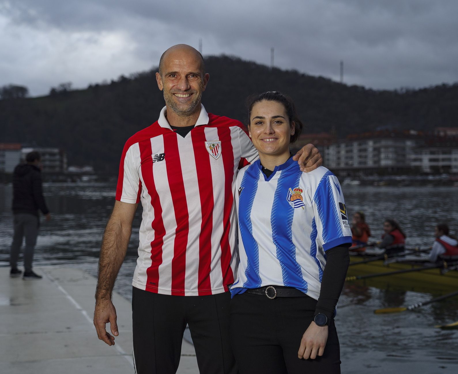 Rafa Gonzalez Txabarri Athleticen elkastikoarekin, eta Edith Uranga Uranga Realekoarekin. ARITZ LOIOLA / FOKU. Rafa Gonzalez Txabarri Athleticen elkastikoarekin, eta Edith Uranga Uranga Realekoarekin. ARITZ LOIOLA / FOKU.