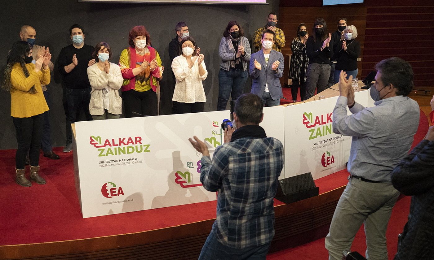 EAko zuzendaritza berria, Eba Blanco idazkari nagusia buru dutela, igandean, Europa jauregian. RAUL BOGAJO / FOKU.