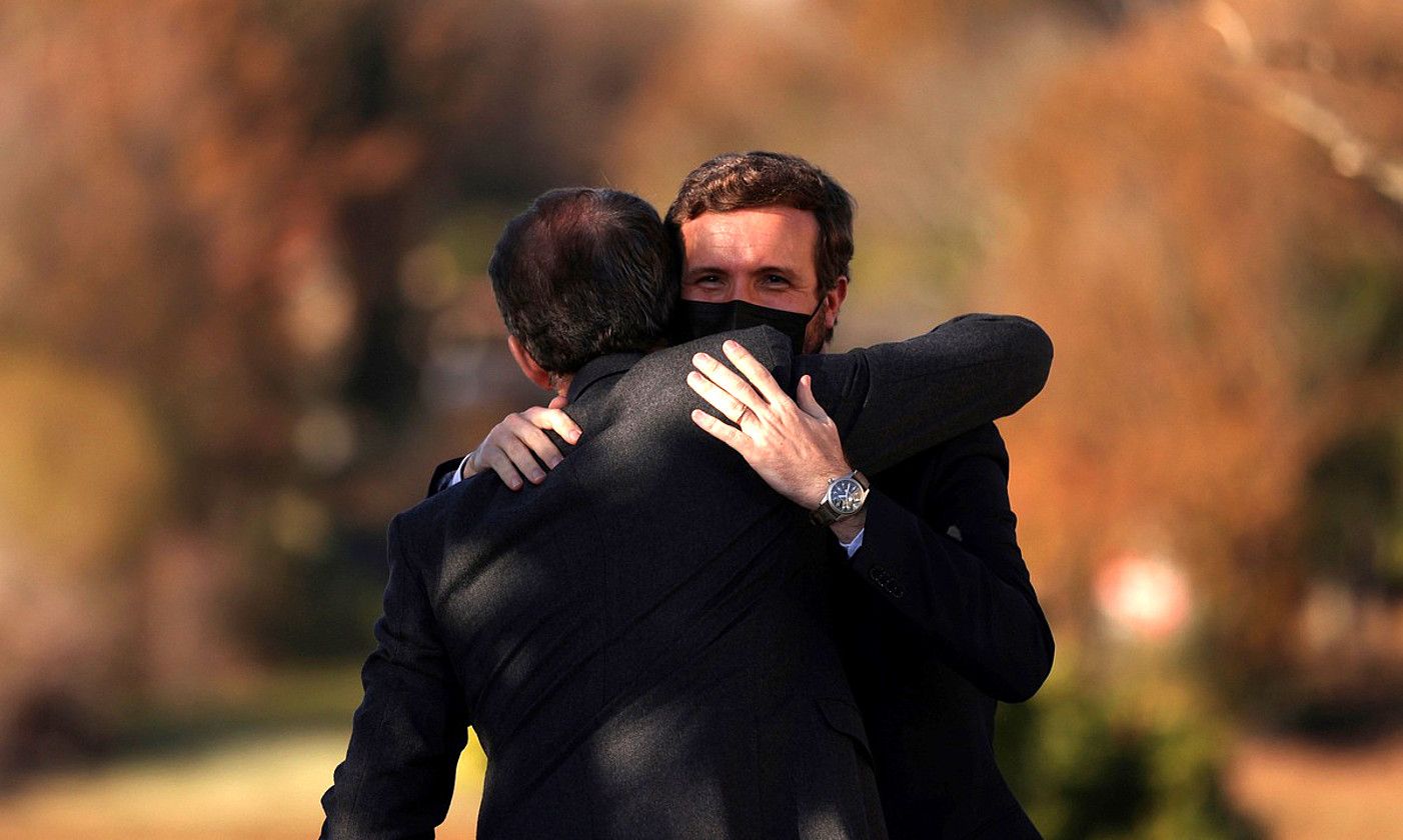 Pablo Casado PPren liderra Alberto Nuñez Feijoo Galiziako Xuntako presidentea —bizkarrez—, besarkatzen, abenduan. SEBASTIAN MARISCAL MARTINEZ AGEN / EFE.