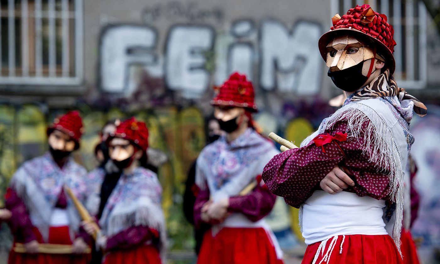 MASKARAK. Iruñeko kokozuriak, bi maskarak jantzita, iazko inauterietan. RAUL BOGAJO / FOKU. MASKARAK. Iruñeko kokozuriak, bi maskarak jantzita, iazko inauterietan. RAUL BOGAJO / FOKU.