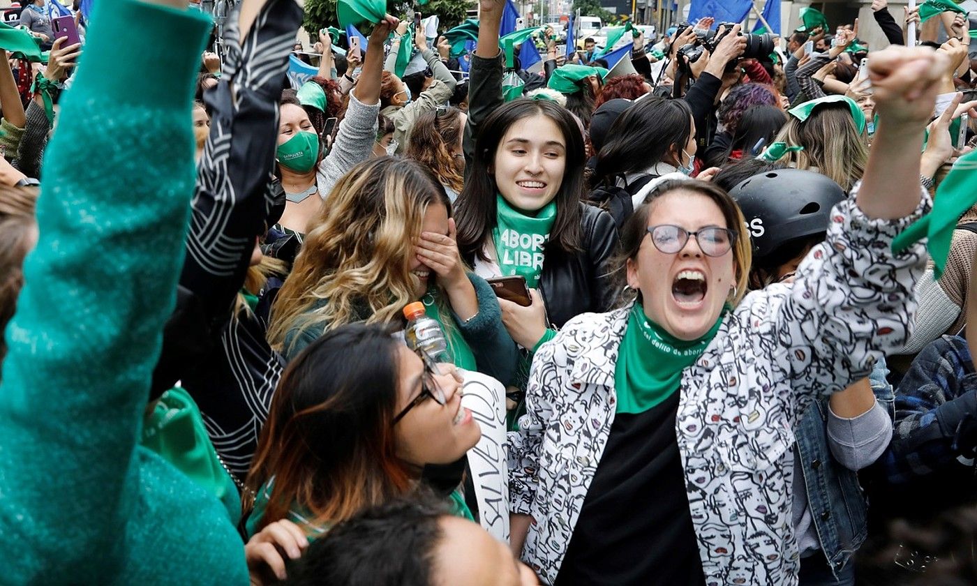 Marea berdeko ekintzaile feministak, Kolonbiako Auzitegi Konstituzionalaren parean, astelehenean. CARLOS ORTEGA / EFE.