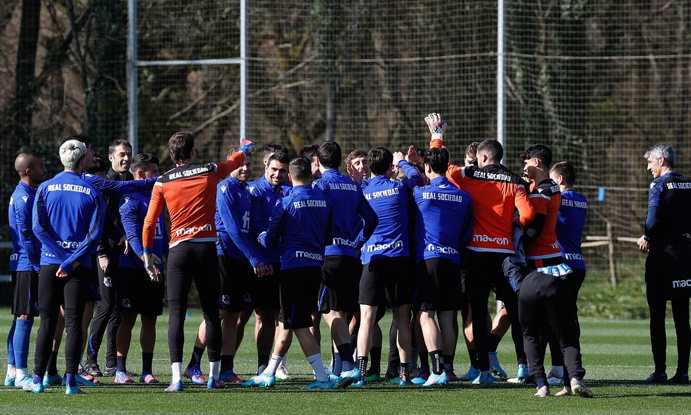 Realeko jokalariak eta Imanol Alguacil entrenatzailea, atzo, elkarrekin, Zubietan egindako entrenamenduan. JUAN HERRERO / EFE. Realeko jokalariak eta Imanol Alguacil entrenatzailea, atzo, elkarrekin, Zubietan egindako entrenamenduan. JUAN HERRERO / EFE.