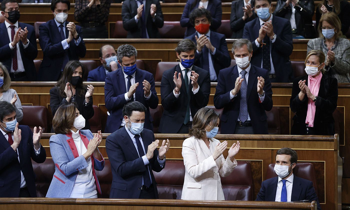 Pablo Casado PPko presidentea alderdiko diputatuen txaloak jasotzen, atzo, Espainiako Kongresuan. CHEMA MOYA / EFE.