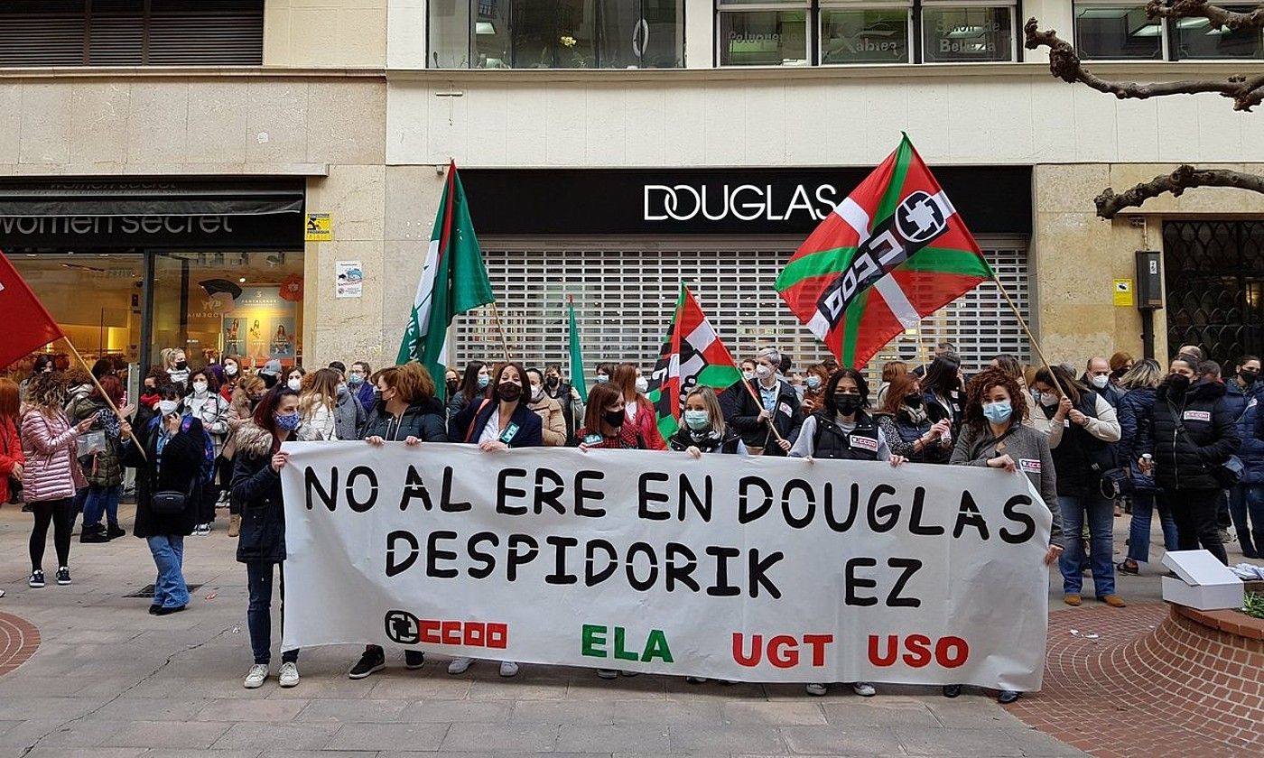 Douglaseko langileen protesta, iaz, Iruñean, kaleratzeak salatzeko. I. URIZ / FOKU.