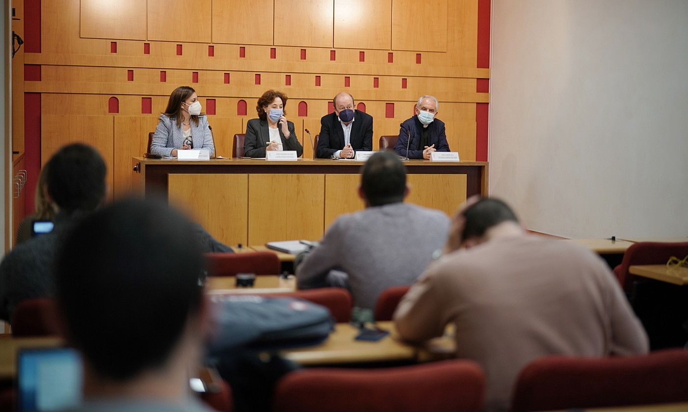 Martxoaren 3ko Biktimen Oroimenezko Zentroaren inguruko prentsaurrekoa, atzo, Gasteizen. ENDIKA PORTILLO / FOKU.