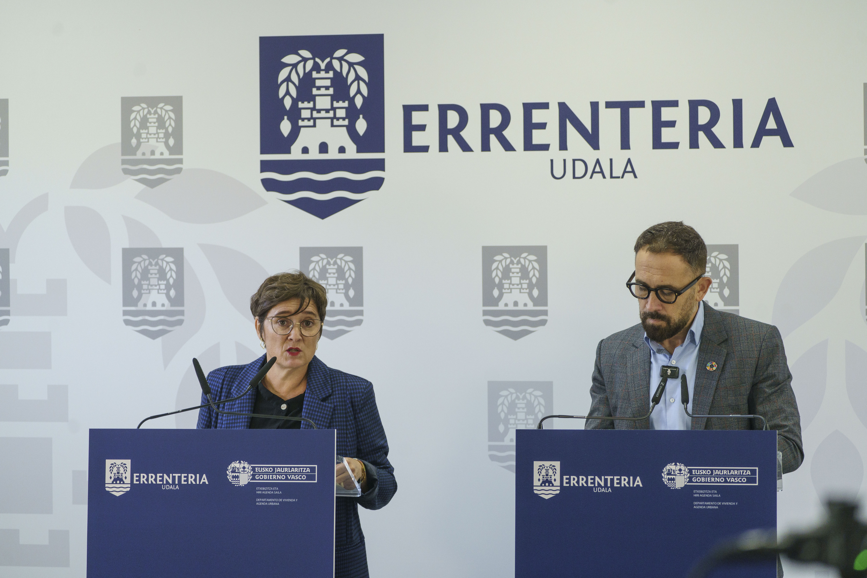 Otaegi alkatea eta Itxaso Jaurlaritzako Etxebizitza sailburua, Jaurlaritzak Errenteria tentsio handiko eremu izendatu zuen egunean, iazko urrian. JON URBE / FOKU