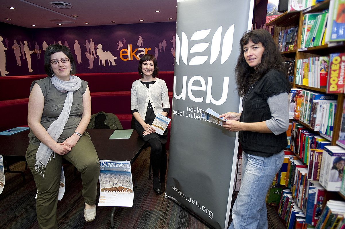 UEUko zuzendari Karmele Artetxe, udako ikastaroen arduradun Irati Itziar eta Nafarroako UEUko arduradun Edurne Koch. IÑIGO URIZ / ARGAZKI PRESS. UEUko zuzendari Karmele Artetxe, udako ikastaroen arduradun Irati Itziar eta Nafarroako UEUko arduradun Edurne Koch. IÑIGO URIZ / ARGAZKI PRESS.