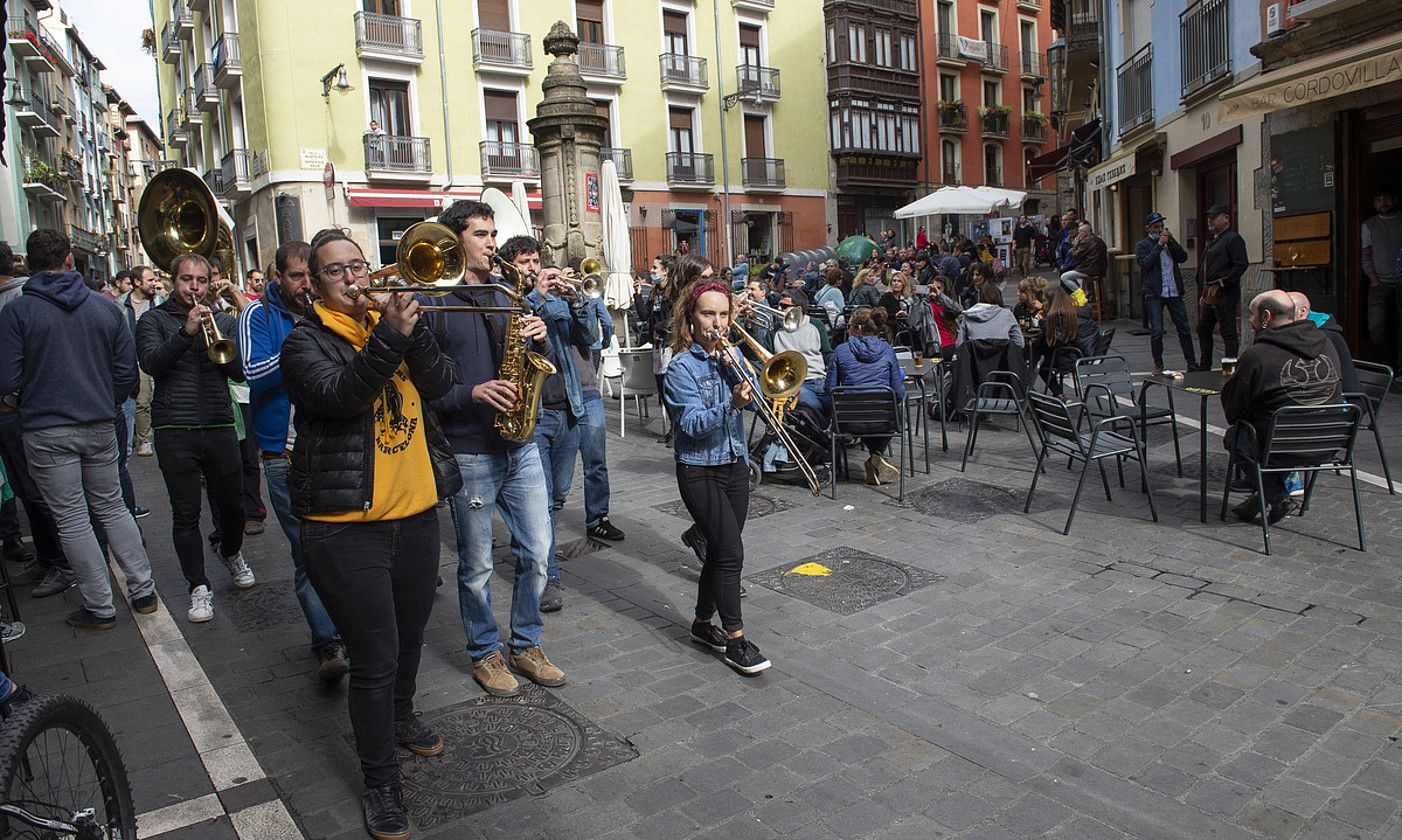 Kinbonbo brass banda Iruñeko karriketan barrena jotzen, artxiboko irudi batean. IÑIGO URIZ / FOKU.