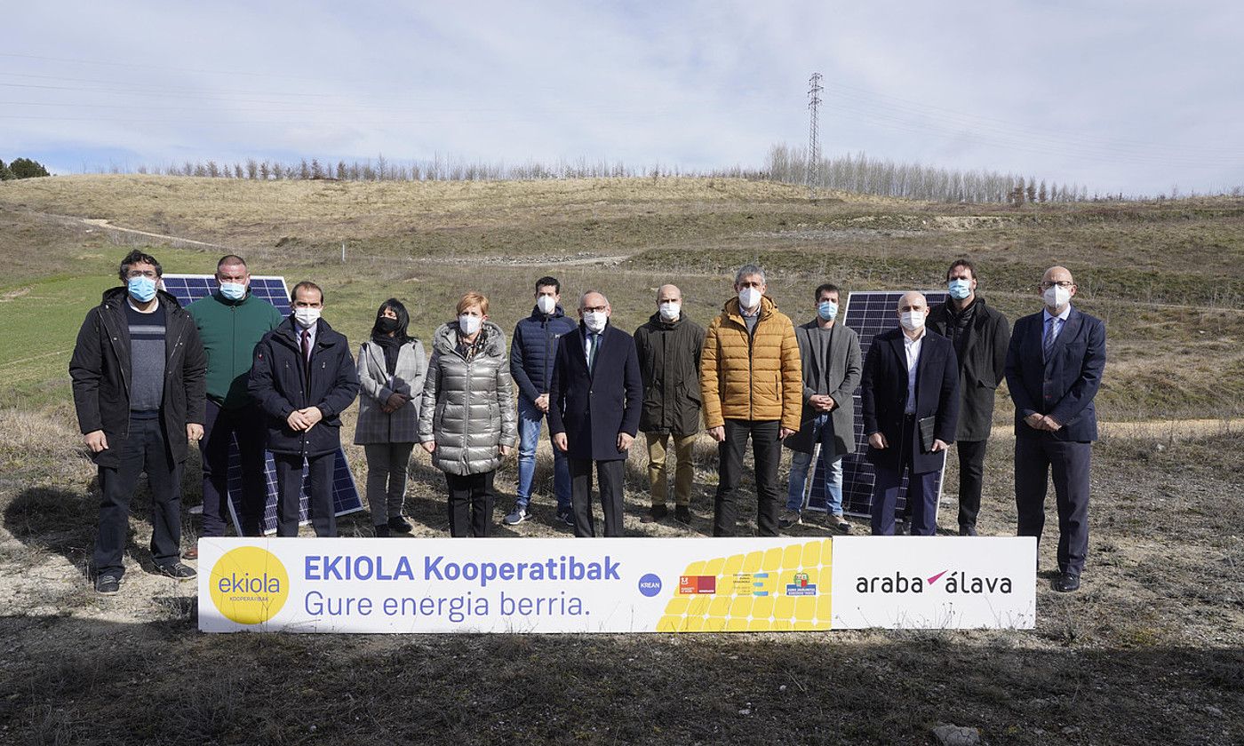 Erakundeetako ordezkariak, atzo, Agurainen egin zuten aurkezpen ekitaldian. BERRIA.