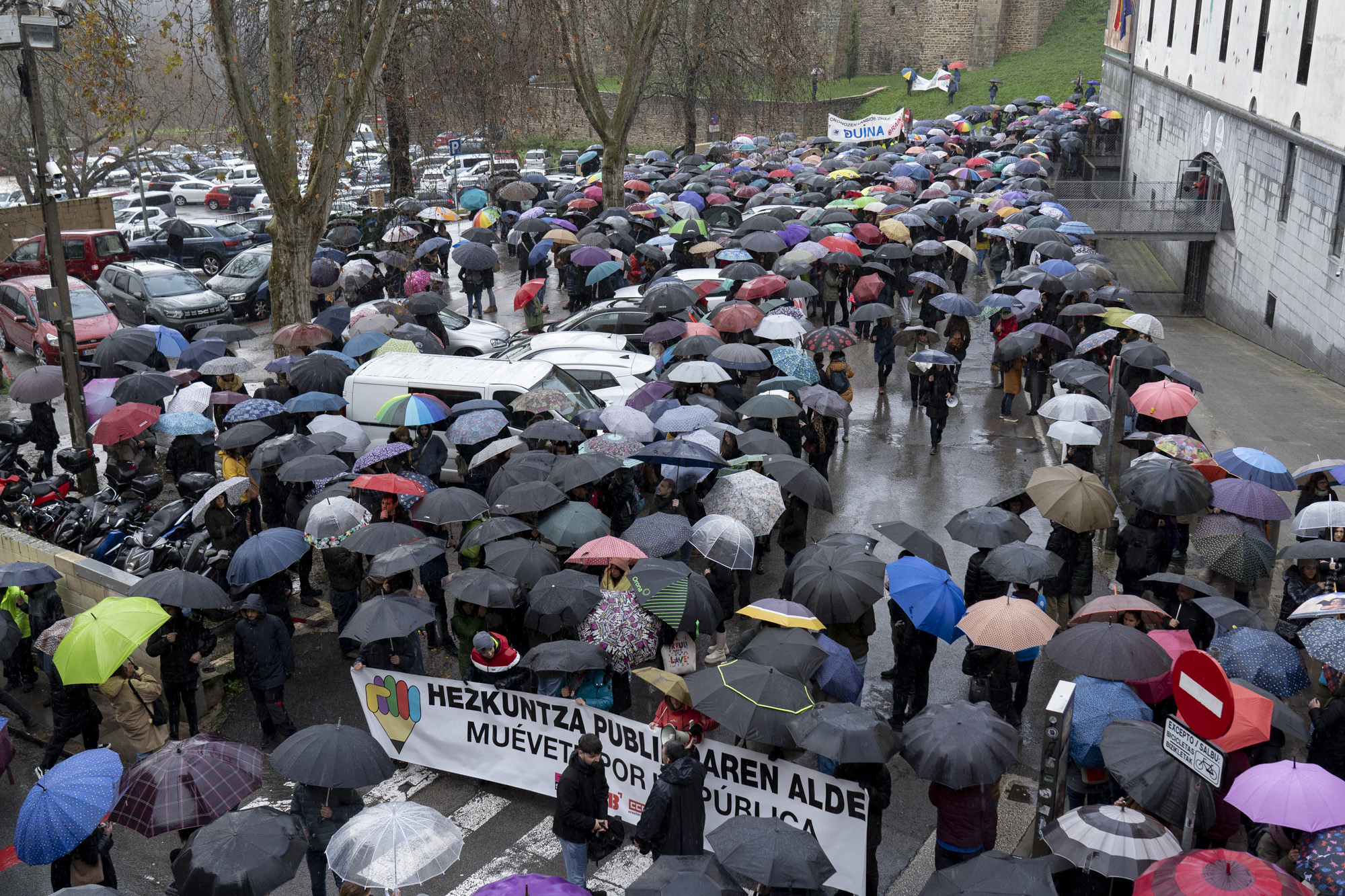 Nafarroako sare publikoko irakasleen greba. Hezkuntza Departamentu aurrean elkartu ziren, manifestazio nagusiari ekin aurretik. IÑIGO URIZ / FOKU