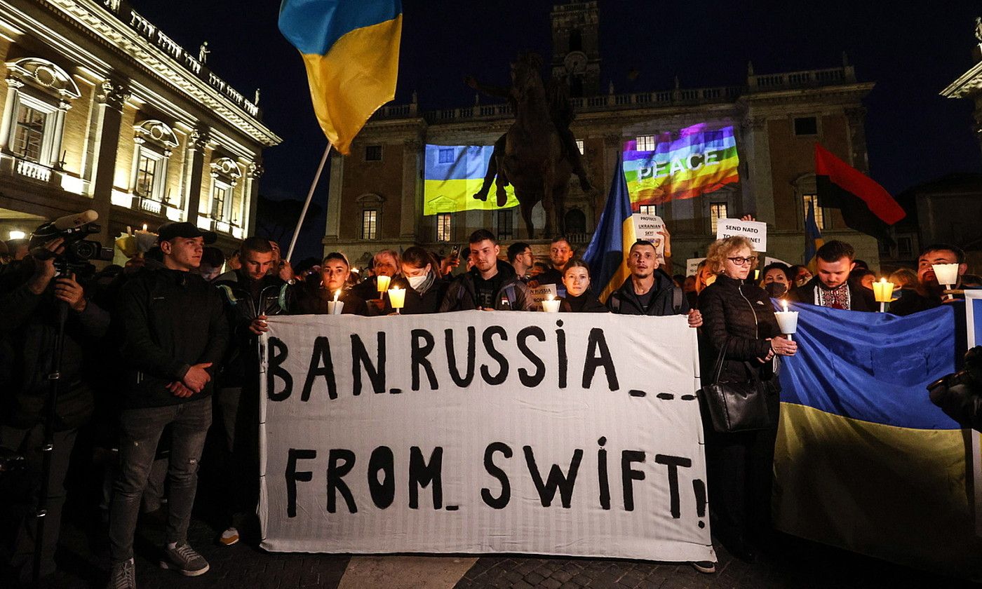 Errusia SWIFTetik kanpo uzteko eskaera, Erroman. GIUSEPPE LAMI / EFE. Errusia SWIFTetik kanpo uzteko eskaera, Erroman. GIUSEPPE LAMI / EFE.