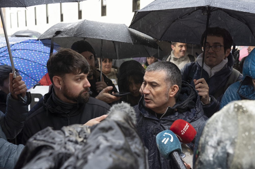 Unai Alaba (CCOO) eta Josu Arraiza (LAB), kazetariei adierazpenak egiten. IÑIGO URIZ / FOKU Unai Alaba (CCOO) eta Josu Arraiza (LAB), kazetariei adierazpenak egiten. IÑIGO URIZ / FOKU
