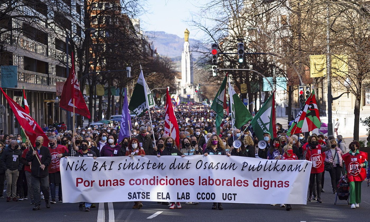 Ehunka herritar batu ziren atzo Osakidetzako sindikatuen deialdira; irudian, BIlboko manifestazioa. ARITZ LOIOLA / FOKU.