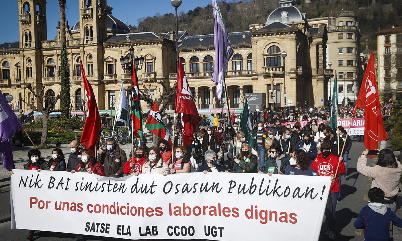 Donostian egindako manifestazioa, Osakidetzako sindikatuek deitutako greba egunaren harira. JAVIER ETXEZARRETA / EFE. Donostian egindako manifestazioa, Osakidetzako sindikatuek deitutako greba egunaren harira. JAVIER ETXEZARRETA / EFE.