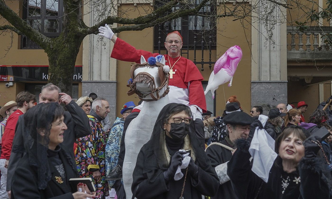 Euskal Herriko jaiak. Triangulo plazan Euskal Herriko hainbat festa ospatu dituzte. JON MIRANDA / TOLOSALDEKO HITZA.