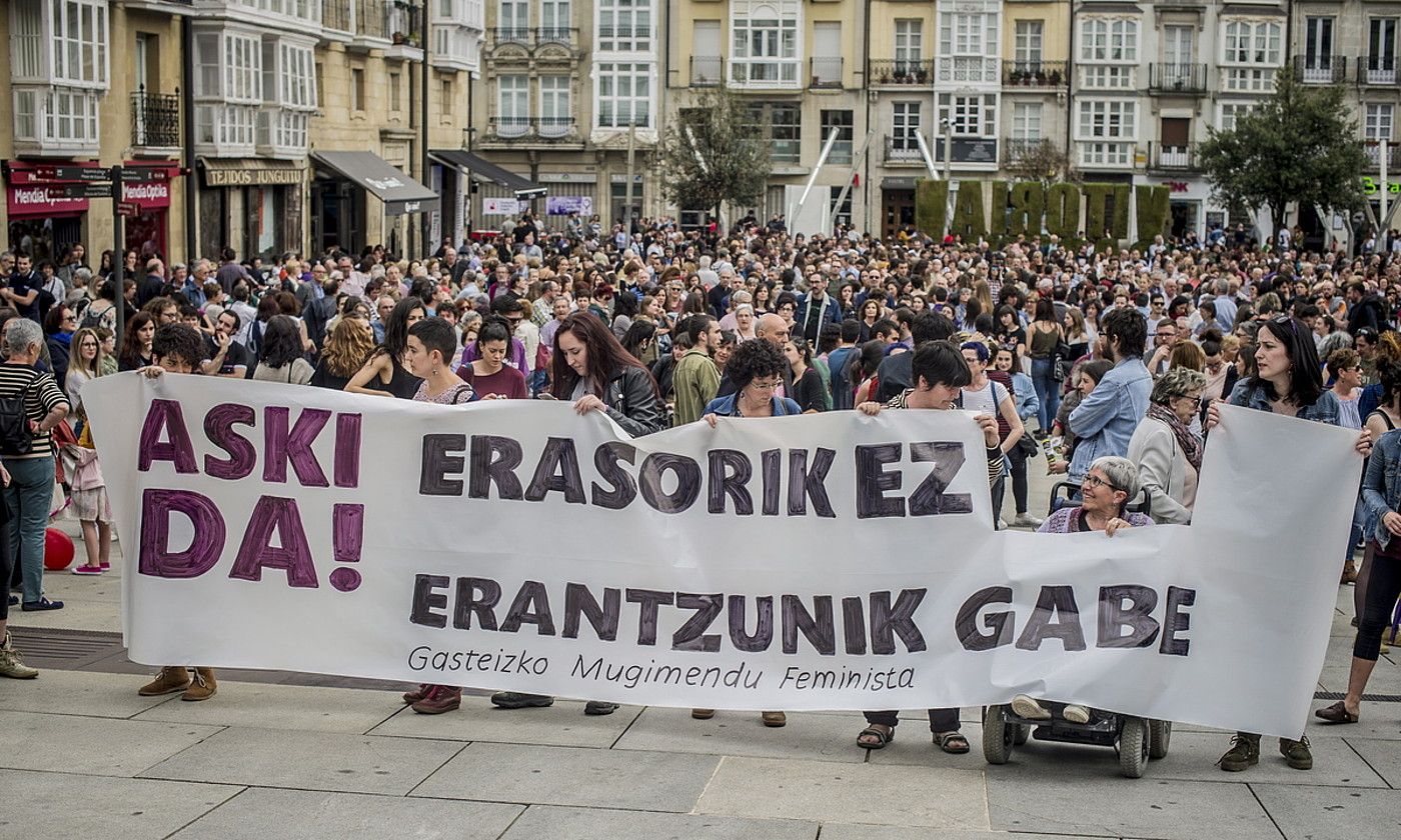 Hilketa matxista salatzeko manifestazioa, 2018an, Gasteizen. JAIZKI FONTANEDA / FOKU. Hilketa matxista salatzeko manifestazioa, 2018an, Gasteizen. JAIZKI FONTANEDA / FOKU.