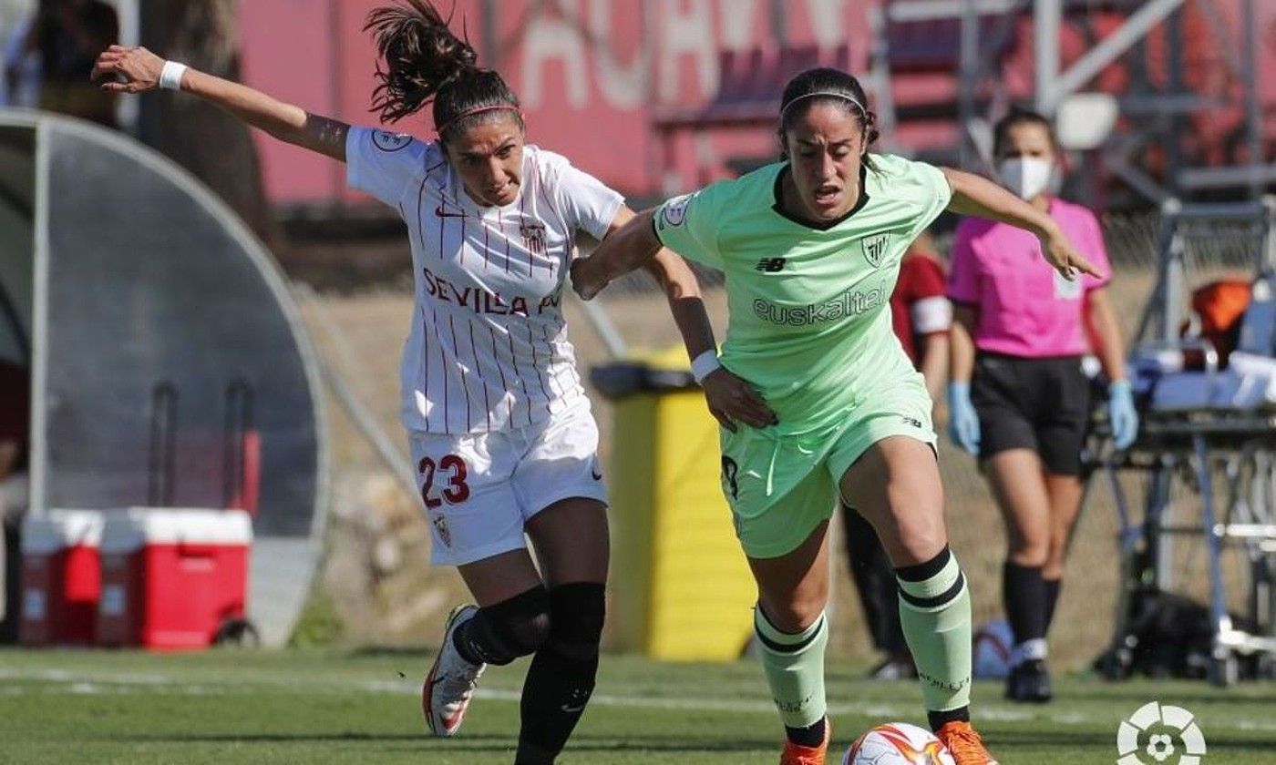 Athleticeko Yulema Corres, Sevillako Natalia Gaitan gainditu nahian. LA LIGA. Athleticeko Yulema Corres, Sevillako Natalia Gaitan gainditu nahian. LA LIGA.