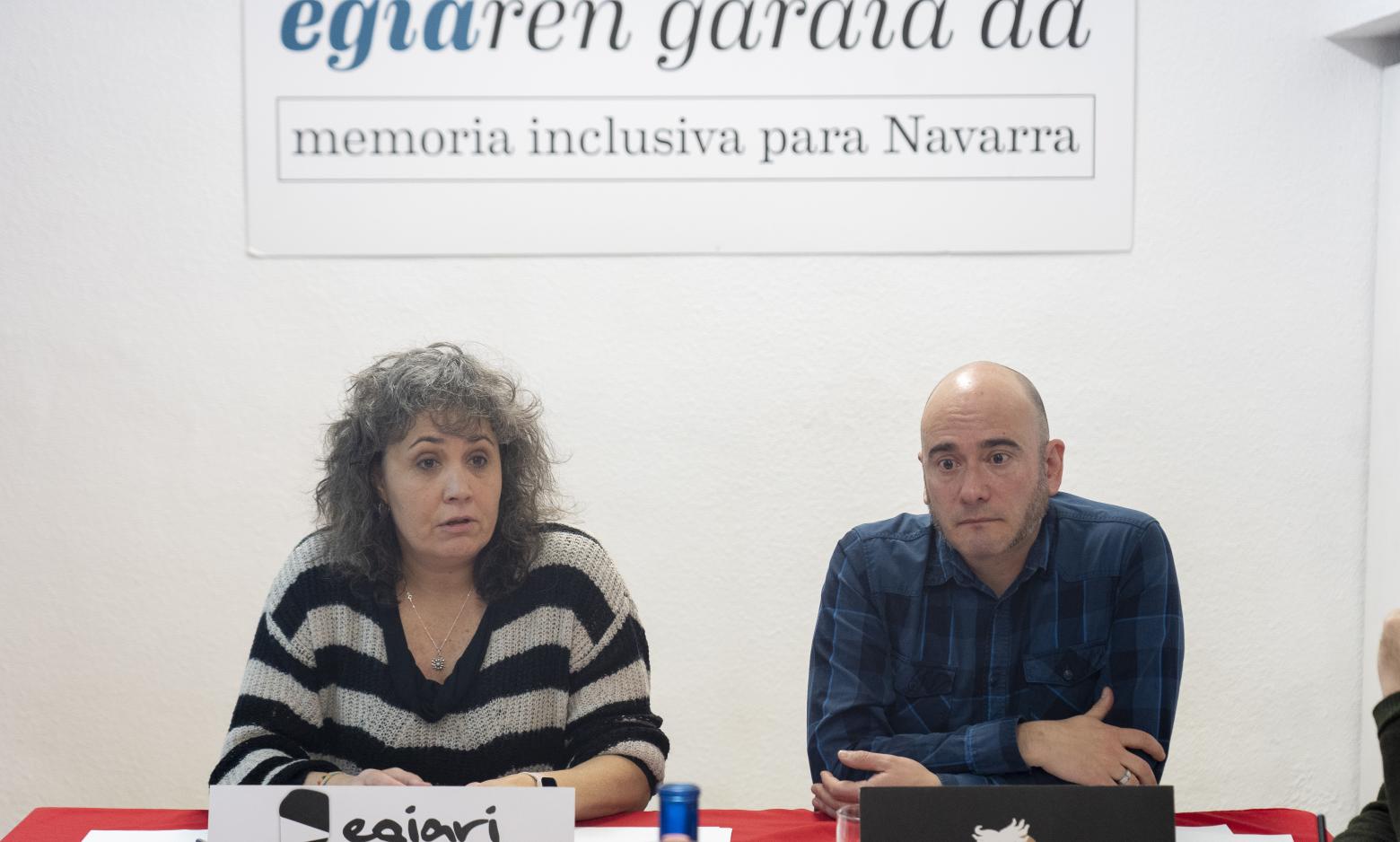 Ainara Gorostiaga eta Mikel Soto torturatuak, Egiari Zor eta Nafarroako Torturatuen Sarearen aurreko agerraldi batean. IÑIGO URIZ / FOKU