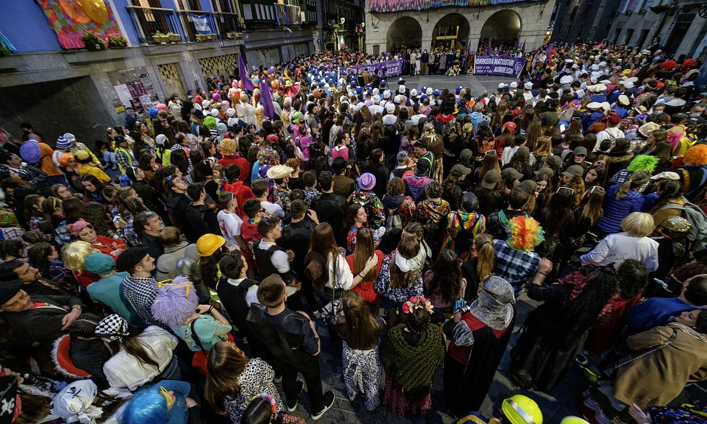 Dozenaka herritar elkartu ziren atzo arratsaldean Tolosan egin zuten protestan. JON URBE / FOKU. Dozenaka herritar elkartu ziren atzo arratsaldean Tolosan egin zuten protestan. JON URBE / FOKU.