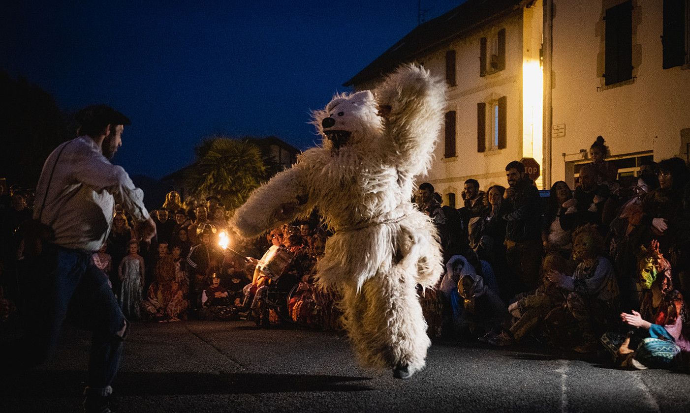 Lanzko haurrak Miel Otxinekin ibili ziren kalean; gauean erre behar zuten Miel Otxin. JAGOBA MANTEROLA / FOKU.