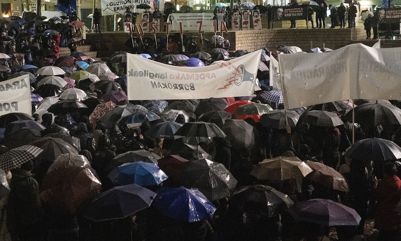 Ehunka lagun Gasteizko Foru plazan, atzo, manifestazioaren amaieran. RAUL BOGAJO / FOKU.